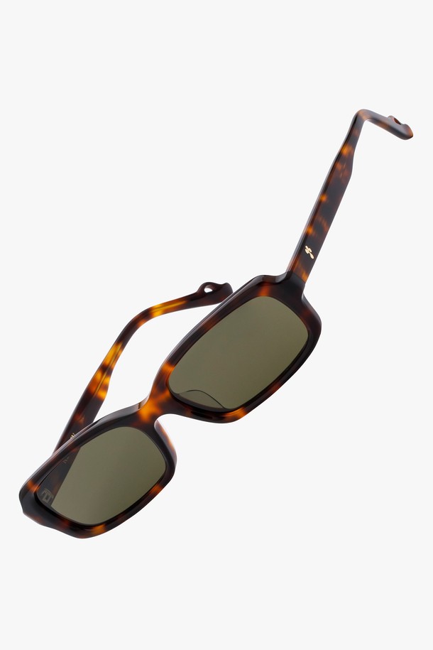 아세테이트 튜튜 선글라스 4 컬러는 미니멀하고 클래식한 스타일을 추구하는 분들을 위한 선글라스입니다. 블랙 그레이, 와인 등 4가지 다채로운 색상으로 출시되어, 데일리 룩에 포인트 아이템으로 활용하기 좋습니다. 플랫 스퀘어 프레임 디자인과 클로버 심볼 장식이 세련된 느낌을 더하며, UV400 차단 및 유연한 렌즈, 내충격성으로 기능성 또한 놓치지 않았습니다. 아세테이트와 나일론 소재를 사용하여 가볍고 편안한 착용감을 제공합니다. 일상생활에서 스타일과 자외선 차단을 동시에 잡으세요.
