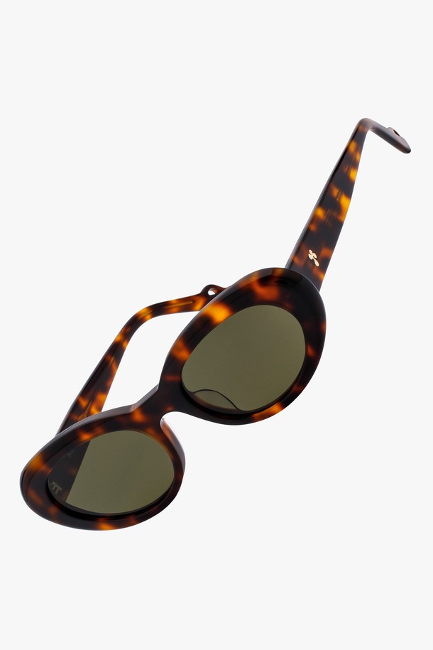 ACETATE JUNI (아세테이트 주니) 선글라스는 미니멀하고 모던한 스타일을 추구하는 공용 선글라스입니다. 블랙 그레이와 와인 컬러로 출시되었으며, 아세테이트와 나일론 소재를 사용하여 가볍고 편안한 착용감을 제공합니다. UV400 자외선 차단 기능과 충격 방지 설계를 통해 눈을 안전하게 보호하며, 일상 및 여행, 휴가룩에 모두 잘 어울립니다. 선글라스 케이스와 클리닝 천이 함께 제공되어 더욱 실용적입니다.
