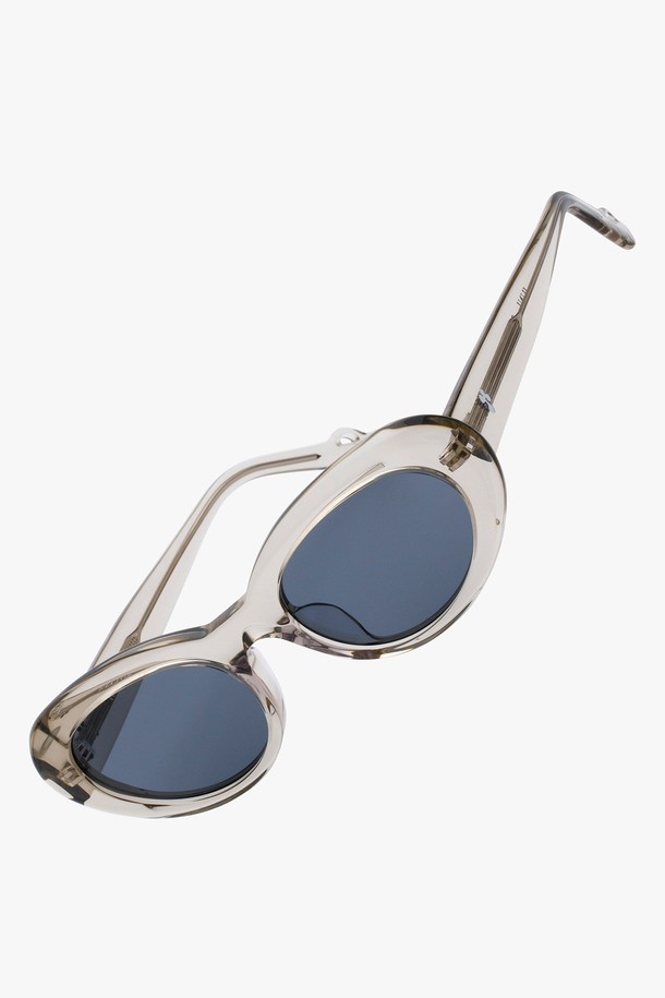 아세테이트 주니 선글라스는 블랙(Black), 그레이(Gray), 와인(Wine), 호피(Hopi) 4가지 컬러로 출시되어, 미니멀하고 모던한 스타일을 연출합니다. UV400 자외선 차단 기능과 유연성이 높은 나일론 렌즈를 사용하여 눈을 보호하며, 가볍고 편안한 착용감을 제공합니다. 아세테이트, 나일론, 메탈 소재의 조합으로 내구성을 높였으며, 미니멀한 디자인 장식과 무지 패턴은 어떤 스타일에도 잘 어울리는 세련된 분위기를 선사합니다. 글로벌 디자인 모티브를 통해 제작된 이 선글라스는 일상 속에서 당신의 개성을 돋보이게 해줄 것입니다. 클래식한 무드를 선호하는 분들께 추천합니다.
