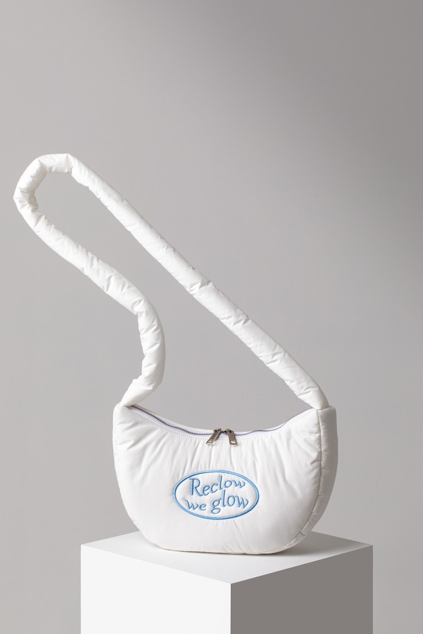 캔디 하프문 백 5 컬러는 부드러운 촉감과 푹신한 디자인이 돋보이는 여성용 가방입니다. 미디엄 사이즈의 반원 모양으로, 퀄팅 및 패딩 디테일이 돋보이며 캐주얼, 미니멀, 걸리시 스타일을 연출하기 좋습니다. 일상, 데이트룩, 쇼핑룩에 매치하기 좋은 실용적인 아이템입니다. 지퍼형 잠금 방식으로 소지품을 안전하게 보관할 수 있으며, 패딩 스트랩으로 편안하게 착용 가능합니다. 화이트, 블랙, 파스텔 핑크, 파스텔 퍼플, 스카이 블루 총 다섯 가지 컬러로 출시되었습니다.
