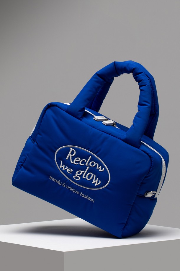 클라우드 패딩 백 4 컬러는 플리스, 캔버스, 면 소재로 제작된 여성용 미디엄 사이즈 패딩백입니다. 퀄팅 및 자수 디테일과 로고 패턴이 특징이며, 사각형 쉐입에 지퍼형 잠금 방식으로 디자인되었습니다. 구름 패딩 디자인, 내부 수납공간 분리, 2-way 스트랩 시스템, 패딩 핸들, 넓은 바닥 등의 특징을 갖춰 동네 마실룩, 쇼핑룩, 여행룩 등 다양한 TPO에 활용 가능합니다. 캐주얼, 미니멀, 클래식 스타일을 즐겨 입는 분들께 추천합니다.
