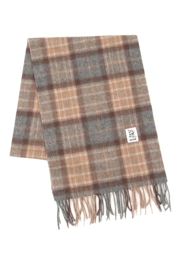 캐시미어 100% 소재의 브라운 타탄체크 머플러입니다. 부드러운 촉감과 두꺼운 두께로 가을, 겨울철 따뜻하게 착용하기 좋습니다. 출근룩, 모임룩 등 다양한 TPO에 클래식, 캐주얼, 미니멀 스타일로 연출할 수 있습니다. 프린지 디테일이 돋보이는 디자인으로, 어떤 룩에도 포인트를 더합니다. 은은한 브라운 컬러의 타탄체크 패턴이 세련된 분위기를 연출합니다.
