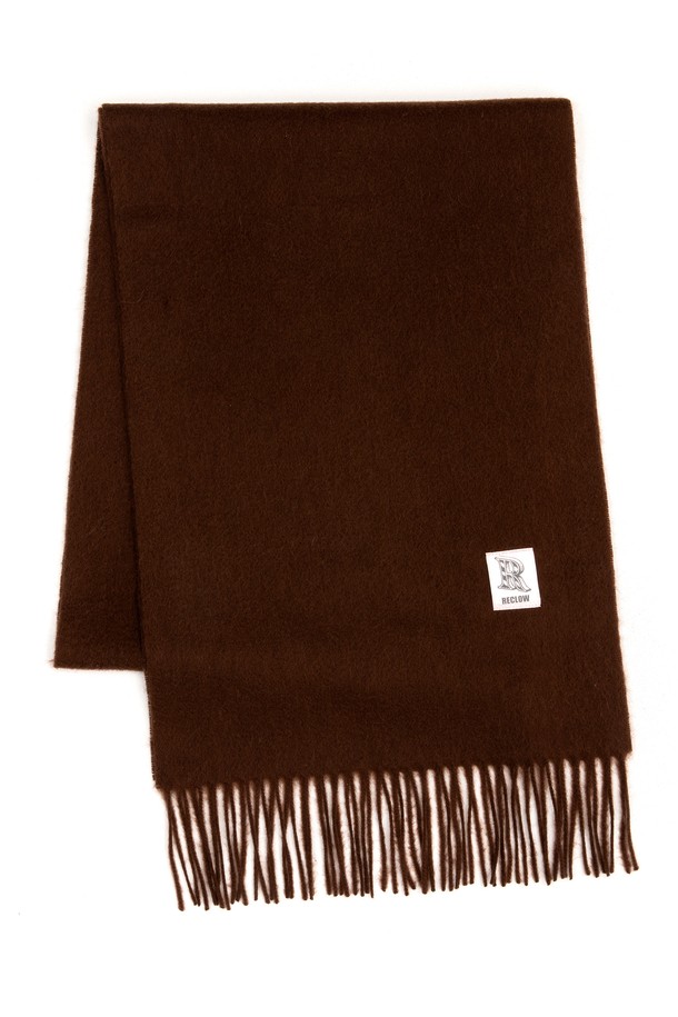 부드러운 캐시미어 100% 소재로 제작된 다크브라운 컬러의 머플러입니다. 쌀쌀한 가을, 겨울철 따뜻함과 스타일을 동시에 잡을 수 있는 머스트 해브 아이템입니다. 은은한 광택과 고급스러운 촉감이 특징이며, 프린지 장식이 포인트를 더해줍니다. 출근룩이나 모임룩에 클래식, 미니멀, 캐주얼 등 어떤 스타일에도 매치하여 세련된 분위기를 연출할 수 있습니다. 보온성을 높여주는 두꺼운 두께감으로 매일 따뜻하게 착용하세요.
