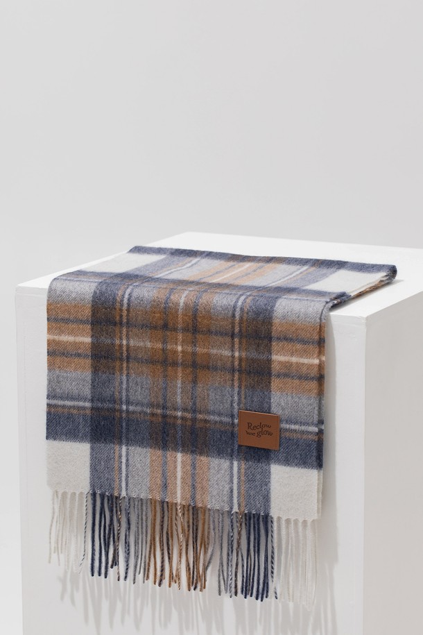 MUNM 체크 캐시미어 100% 머플러 캐럿은 부드러운 촉감과 얇은 두께로 가을, 겨울철에 착용하기 좋은 머플러입니다. 네이비, 브라운, 화이트 세 가지 색상으로 출시되었으며, 100% 캐시미어 소재로 제작되어 고급스러운 분위기를 연출합니다. 체크 패턴과 프린지 디자인이 특징이며, 클래식, 미니멀, 캐주얼 등 다양한 스타일과 잘 어울립니다. 출근룩, 모임룩 등 TPO에 구애받지 않고 활용할 수 있어 실용적입니다.
