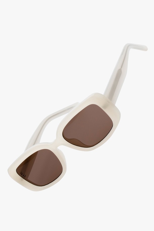 BIBBL 선글라스 아이보리는 클래식하고 미니멀한 스타일을 추구하는 분들을 위한 선글라스입니다. TR 소재로 제작되어 가볍고 고탄성이 특징이며, 편안한 착용감을 제공합니다. 직사각형 프레임 디자인과 IVORY 컬러는 어떤 룩에도 자연스럽게 어울립니다. UV400 렌즈를 사용하여 99.9% 자외선을 차단해주어 눈 건강을 보호하며, 일상생활에서 안심하고 사용할 수 있습니다. 선글라스와 함께 케이스, 렌즈 클리닝 천을 함께 제공하여 더욱 실용적입니다.
