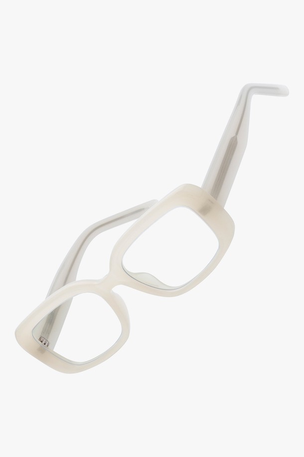 BIBBL GLASS IVORY (비블 글라스 아이보리) 청광 VER는 클래식하고 트렌디한 스타일을 모두 아우르는 안경입니다. 아이보리, 블랙, 카키 세 가지 색상으로 출시되어 오피스룩, 출근룩 등 다양한 TPO에 맞춰 착용하기 좋습니다. TR 소재와 PC 소재를 사용하여 가볍고 고탄성으로 제작되었으며, 소프트 노즈패드로 편안한 착용감을 제공합니다. 사각형 프레임리스 디자인은 미니멀하고 캐주얼한 스타일을 연출하며, 청광 차단 및 UV 차단 기능으로 눈 건강까지 챙길 수 있습니다. 무도수 렌즈로 데일리하게 착용하기 좋은 안경입니다.
