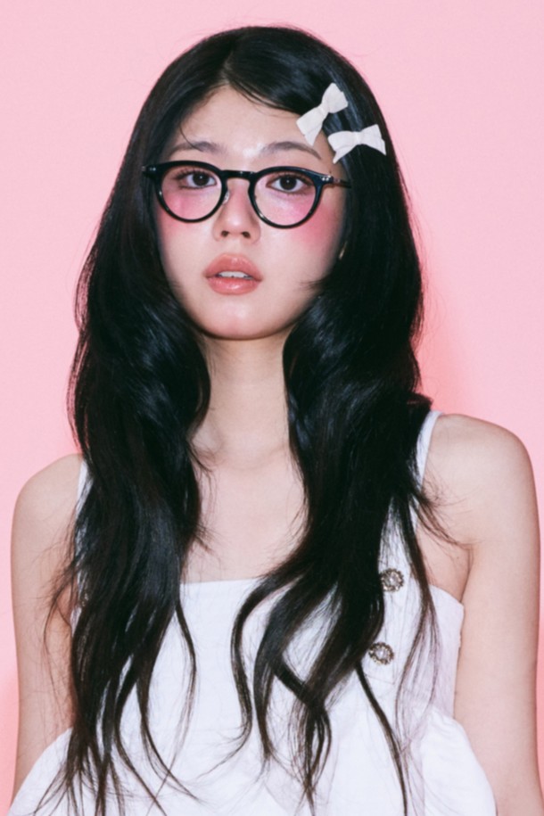 아세테이트 미미 글래스 블랙은 미니멀하고 클래식한 스타일의 안경테입니다. 블랙과 호피 펌킨 두 가지 색상으로 출시되었으며, 아세테이트와 티타늄 소재를 사용하여 가볍고 튼튼합니다. UV400 차단 기능을 제공하며, 분리형 렌즈 방식으로 처방 렌즈 교체가 용이합니다. 유니섹스 디자인으로 남녀 모두 착용 가능하며, 조절 가능한 코패드로 편안한 착용감을 선사합니다. 프레임 조절이 가능하며 데모렌즈가 포함되어 있습니다.
