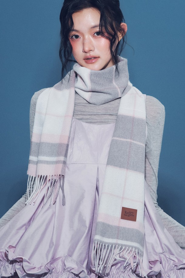캐시미어 100% 머플러 문 핑크는 여성스러운 분위기를 연출하는 머플러입니다. 부드러운 촉감의 100% 캐시미어 소재로 제작되어 가을, 겨울철 따뜻하게 착용할 수 있습니다. 클래식하고 엘레강스한 스타일을 살려주며, 체크 패턴과 프린지 디자인이 특징입니다. 모임룩에 포인트 아이템으로 활용하여 세련된 미니멀 스타일을 완성해보세요. 두꺼운 두께감으로 보온성을 높였습니다.
