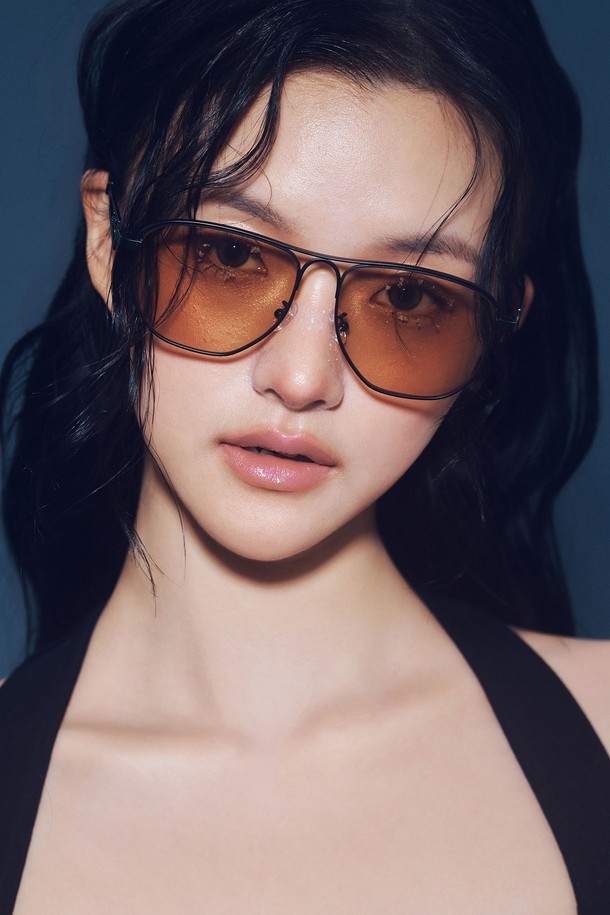STAINLESS VEIL SUNGLASS BROWN(스테인리스 베일 선글라스 브라운)은 미니멀하고 클래식한 스타일을 추구하는 여성 고객을 위한 선글라스입니다. 브라운 컬러 렌즈와 오버사이즈 프레임이 세련된 분위기를 연출하며, 스테인리스 소재로 제작되어 내구성이 뛰어납니다. 일상생활에서 자외선을 효과적으로 차단해주며, 베일형 디자인과 일자형 브릿지가 독특한 포인트를 더합니다. 봄, 여름 시즌에 데일리 아이템으로 활용하기 좋습니다.
