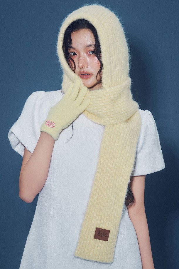 "모치 발라클라바 레몬"은 부드러운 촉감의 니트와 울 소재로 제작되어 가을, 겨울철 방한에 효과적인 여성용 발라클라바입니다. 깊은 모자 깊이와 두꺼운 두께로 보온성을 높였으며, 목도리 일체형 디자인으로 더욱 따뜻하게 착용할 수 있습니다. 레몬, 옐로우 컬러의 무지 디자인이 캐주얼, 미니멀, 클래식 스타일의 룩에 포인트를 더합니다. 니트 소재의 디자인 장식이 돋보이는 발라클라바는 일상에서 편안하게 스타일을 연출할 수 있습니다.
