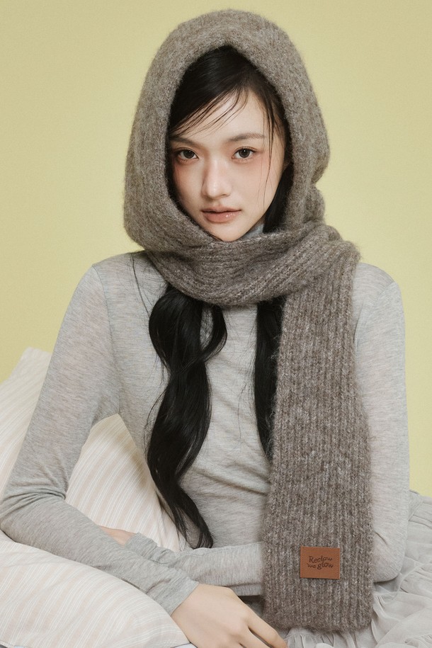 모치 발라클라바 브라운은 캐주얼, 미니멀, 클래식 스타일을 아우르는 공용 발라클라바입니다. 깊은 모자 깊이와 부드러운 촉감의 울 소재로 제작되어 가을, 겨울철 보온과 방한 기능을 제공합니다. 목까지 감싸는 디자인과 무지 패턴의 브라운 컬러는 어떤 옷에도 잘 어울립니다. 두꺼운 두께감으로 추운 날씨에도 따뜻하게 착용할 수 있습니다.
