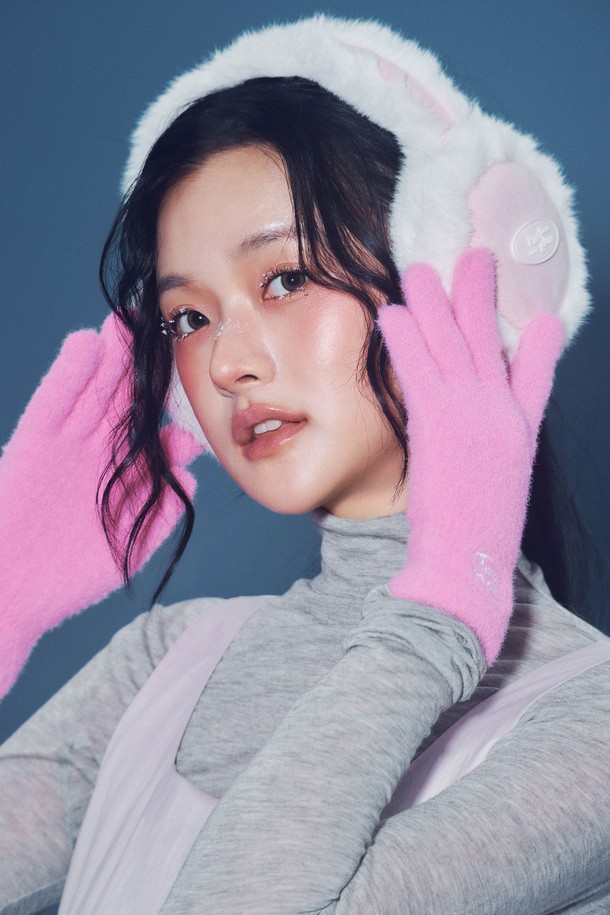 밍밍 이어머프 핑크는 부드러운 퍼 소재로 제작되어 겨울철 보온에 효과적인 여성용 귀덮개 스타일의 이어머프입니다. 핑크와 화이트 두 가지 색상으로 출시되어 캐주얼, 미니멀, 로맨틱 등 다양한 스타일에 매치하기 좋습니다. 무지 디자인에 두꺼운 두께감으로 포근함을 더하며, 부드러운 촉감이 특징입니다. 겨울철 추위로부터 귀를 따뜻하게 보호해주는 필수 아이템입니다.
