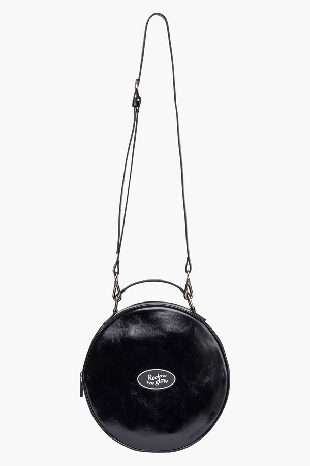 세련된 스타일을 완성하는 탬버린 투웨이 크로스백 BLACK입니다. 미니멀, 클래식, 시크 스타일을 추구하는 여성분들을 위한 미디엄 사이즈의 블랙 컬러 크로스백으로, 합성가죽 소재로 제작되어 부드러운 질감을 선사합니다. 원형 디자인에 무지 패턴으로 깔끔함을 더했으며, 탈부착 가능한 스트랩과 지퍼형 잠금 방식으로 실용성을 높였습니다. 숄더백 또는 크로스백으로 활용 가능한 투웨이 디자인으로, 일상생활에서 폭넓게 활용할 수 있습니다.
