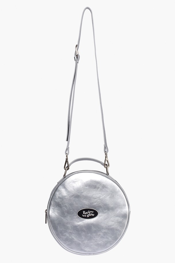 세련된 분위기를 연출하는 탬버린 투웨이 크로스백 실버입니다. 미디엄 사이즈의 원형 가방으로, 합성가죽 소재에 무지 디자인으로 제작되어 미니멀하고 시크한 스타일을 완성합니다. 크로스, 숄더 스트랩으로 투웨이 연출이 가능하며, 지퍼형 잠금 방식으로 소지품을 안전하게 보관할 수 있습니다. 데이트룩, 모임룩, 소개팅룩 등 다양한 TPO에 활용하여 세련된 스타일을 연출해보세요. 
