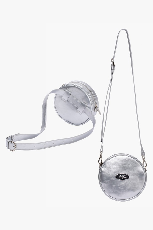 세련된 실버 컬러가 돋보이는 탬버린 투웨이 벨트백입니다. 합성가죽 소재로 제작되어 은은한 광택과 고급스러운 분위기를 자아냅니다. 미디엄 사이즈로 실용성을 높였으며, 무지 디자인에 버클 장식으로 포인트를 더했습니다. 지퍼형 잠금 방식으로 소지품을 안전하게 보관할 수 있으며, 크로스백으로도 활용 가능한 투웨이 스타일입니다. 미니멀, 시크, 캐주얼 룩에 모두 잘 어울려 일상에서 폭넓게 활용하기 좋습니다.
