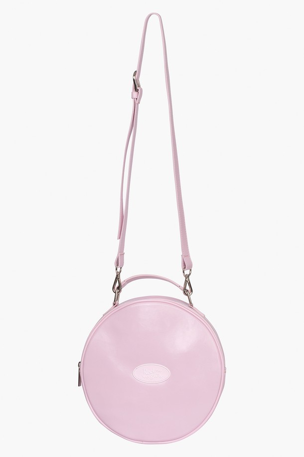 "탬버린 투웨이 크로스백 PINK"는 여성스러운 매력을 더해줄 핑크 컬러의 미디엄 사이즈 크로스백입니다. 부드러운 합성가죽 소재로 제작되어 편안한 착용감을 선사하며, 무지 디자인에 반원 형태의 세련된 디자인이 돋보입니다. 숄더백으로도 활용 가능한 투웨이(Two-way) 스타일로, 데이트룩이나 모임룩에 걸맞은 걸리시, 미니멀, 클래식한 스타일을 연출할 수 있습니다. 지퍼형 잠금 방식으로 소지품을 안전하게 보관할 수 있습니다. 
