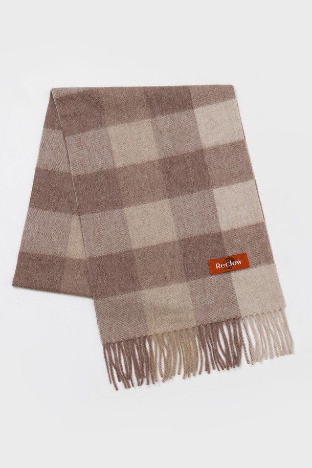 울 100% 소재로 제작되어 부드러운 촉감과 뛰어난 보온성을 자랑하는 머플러입니다. 겨울철 추위를 효과적으로 막아주며 가볍게 착용할 수 있어 활동성을 높여줍니다. 다양한 스타일 연출이 가능한 디자인으로, 출근룩이나 모임룩 등 TPO에 맞춰 클래식, 미니멀, 캐주얼 스타일을 연출할 수 있습니다. 체크 패턴과 무지 디자인, 투톤, 단색 등 총 21가지 다채로운 색상으로 출시되어 폭넓은 선택지를 제공합니다. 남녀 공용으로 제작되어 커플 아이템으로도 활용하기 좋습니다.
