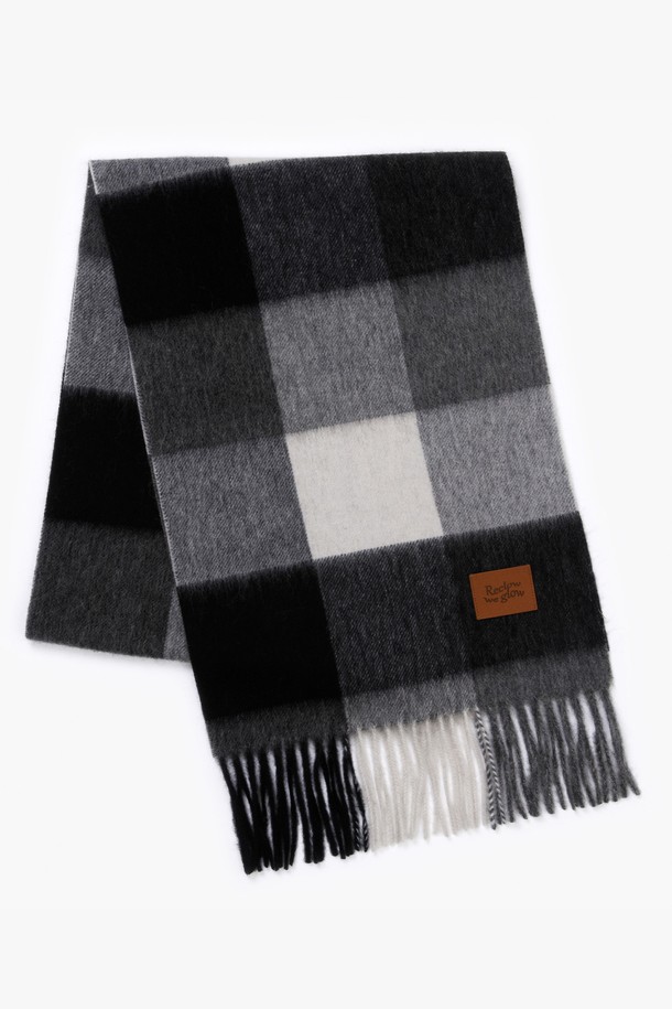 울 100% 소재로 제작되어 부드러운 촉감이 돋보이는 머플러입니다. 가을, 겨울 시즌에 어울리는 두꺼운 두께감으로 따뜻하게 착용할 수 있습니다. 블랙, 그레이, 화이트 등 11가지 다채로운 컬러로 출시되어, 출근룩, 모임룩 등 다양한 TPO에 맞춰 활용하기 좋습니다. 클래식, 미니멀, 캐주얼 스타일 모두 소화 가능한 디자인이며, 은은한 체크 패턴과 프린지 디테일이 특징입니다. 어떤 룩에도 포인트를 더해줄 머플러를 만나보세요.
