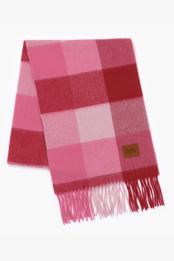 올 울 100% 머플러는 11가지 다채로운 컬러로 출시되어, 당신의 겨울 스타일링에 포인트를 더해줄 것입니다. 부드러운 촉감의 울 소재로 제작되어 뛰어난 보온성을 제공하며, 캐주얼, 클래식, 미니멀 등 다양한 스타일을 소화합니다. 특히, 핑크 컬러의 체크 패턴은 산책룩에 화사함을 더해줍니다. 두꺼운 두께감과 프린지 디자인으로 포근함과 트렌디함을 동시에 잡았습니다.
