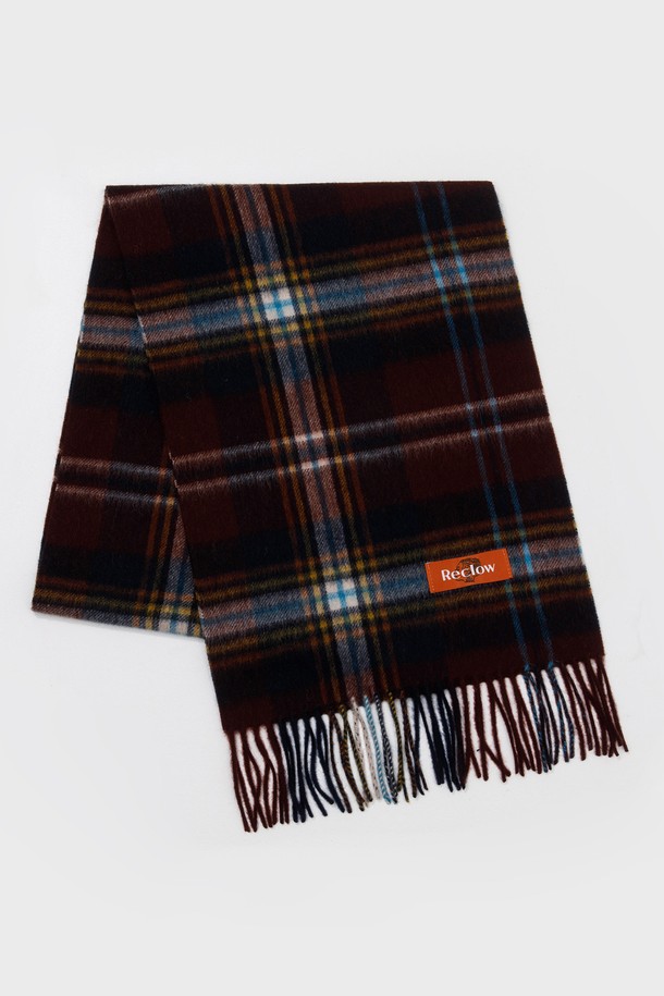 울 100% 머플러는 부드러운 촉감과 뛰어난 보온성을 자랑하는 겨울철 필수템입니다. 11가지 다채로운 컬러(투톤핑크, 투톤네이비, 투톤그린, 투톤브라운, 그린, 레드, 핑크, 블루, 브라운, 블랙, 차콜, 오트밀, 그레이, 머스타드, 올리브그린, 와인)로 출시되어 폭넓은 스타일 연출이 가능합니다. 체크 패턴과 무지 디자인으로 클래식, 미니멀, 캐주얼 등 어떤 스타일에도 잘 어울립니다. 가볍고 우수한 탄력으로 편안한 착용감을 선사하며, 술 장식이 은은한 포인트를 더합니다. 출근룩, 모임룩 등 다양한 TPO에 활용하여 따뜻하고 세련된 겨울 스타일을 완성해 보세요.
