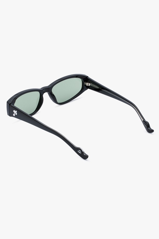 **HARVEY(하비) 선글라스 4 COLOR**

세련된 무드의 HARVEY(하비) 선글라스는 미니멀, 모던, 시크한 스타일을 연출합니다. TR 소재와 UV400 렌즈로 제작되어 높은 탄성과 내구성을 자랑하며, 99.99% 자외선 차단 기능을 제공합니다. 블랙, 브라운, 그린, 무광 블랙 4가지 컬러로 출시되었으며, 여행룩과 카페룩에 포인트를 더할 수 있습니다. 스퀘어 오벌, 업워드 디자인에 클로버 모티브가 은은하게 더해져 부드러운 곡선미를 선사합니다. 선글라스 케이스와 렌즈 클리닝 천이 함께 제공됩니다.
