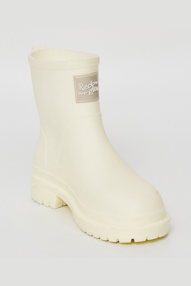 레인부츠 RE-RAIN BOOTS 4 COLOR는 여성용 레인부츠로, 4가지 다채로운 색상(블랙, 아이보리, 핑크, 퍼플)으로 출시되었습니다. 3cm 로우힐 굽으로 편안한 착용감을 제공하며, 무지 디자인에 숏 탑라인으로 어떤 룩에도 잘 어울립니다. 일상생활과 우천 시 모두 활용 가능하며, 방수 기능과 손쉬운 세척이 가능하여 실용적입니다. 동네 마실룩, 여행룩에 매치하여 캐주얼, 미니멀, 클래식 스타일을 연출할 수 있으며, 로고 패치 장식과 먼지주머니, 패키지 박스 포함으로 소장 가치를 높였습니다.
