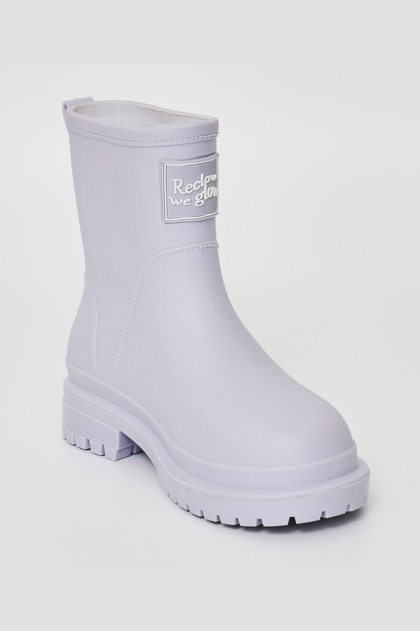 레인부츠 RE-RAIN BOOTS 4 COLOR는 여성용 레인부츠입니다. 4가지 색상(블랙, 아이보리, 핑크, 퍼플)으로 출시되어 다양한 코디에 활용하기 좋습니다. 굽 높이는 3cm의 로우힐 디자인으로 편안한 착용감을 제공하며, 라운드 앞코 디자인으로 귀여운 느낌을 더했습니다. 고무와 합성고무 소재로 제작되어 방수 및 생활 방수가 가능하며, 일상생활과 우천 시 모두 유용하게 착용할 수 있습니다. 특히, 동네 마실룩, 미니멀, 캐주얼, 클래식 스타일을 즐겨 입는 분들께 추천합니다.
