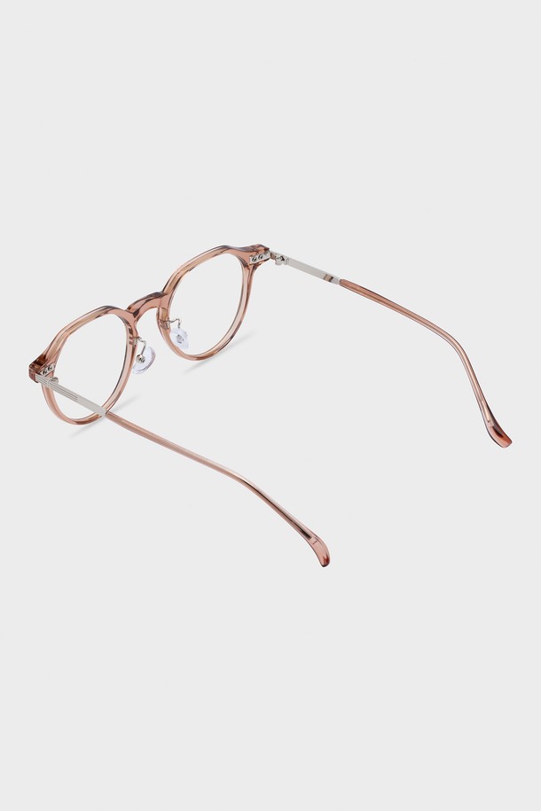 FB34F 글래스 4 컬러 안경테는 공용으로 착용 가능한 안경테입니다. 블랙 골드, 브라운 크리스탈 두 가지 색상으로 출시되었으며, 폴리카보네이트 소재로 제작되어 튼튼합니다. 렌즈 교체 및 프레임 조절이 가능하여 사용자의 편의성을 높였으며, 논프리스크립션 렌즈를 기본으로 제공합니다. 안경 케이스와 클리닝 천이 함께 제공되며, 클래식하고 미니멀한 스타일을 연출하여 프리미엄하면서도 소피스티케이티드한 분위기를 줍니다.
