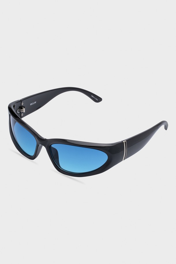 팝아트 선글라스 6 컬러(POPART SUNGLASS 6 COLOR)는 패션, 여행, 낚시, 사진 촬영 등 다양한 용도로 활용 가능한 선글라스입니다. 블랙 블루, 그린 옐로우, 핑크 크리스탈 등 세련된 6가지 컬러로 출시되었으며, 고글형 디자인이 특징입니다. 폴리카보네이트 소재로 제작되어 가볍고 충격에 강하며, UV 차단율 99.99%로 자외선으로부터 눈을 보호합니다. 렌즈 너비 63mm, 브릿지 22mm, 템플 길이 135mm, 프레임 너비 121mm이며, 무게는 36.2g입니다. 여행룩, 휴가룩, 여름 바캉스룩과 같은 TPO에 캐주얼, 스포티, 미니멀 스타일을 더해 스타일리시함을 연출할 수 있습니다.
