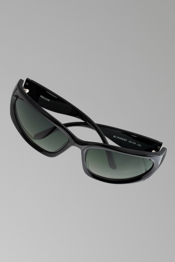 POPART 선글라스 6 COLOR는 패션, 여행, 낚시, 사진 촬영 등 다양한 용도로 활용 가능한 선글라스입니다. 블랙, 블루, 그린 옐로우, 핑크 크리스탈 4가지 색상으로 출시되었으며, 폴리카보네이트 소재로 제작되었습니다. 자외선(UV400) 차단 기능을 갖춘 고글형 디자인으로, 충격 방지 디자인과 프레임 수동 조절 기능이 특징입니다. 선글라스 케이스와 렌즈 클리닝 천을 함께 제공하며, 무게는 36.2g입니다. 여행룩, 휴가룩, 여름 바캉스룩에 캐주얼, 스포티, 리조트 스타일로 포인트를 더해보세요.
