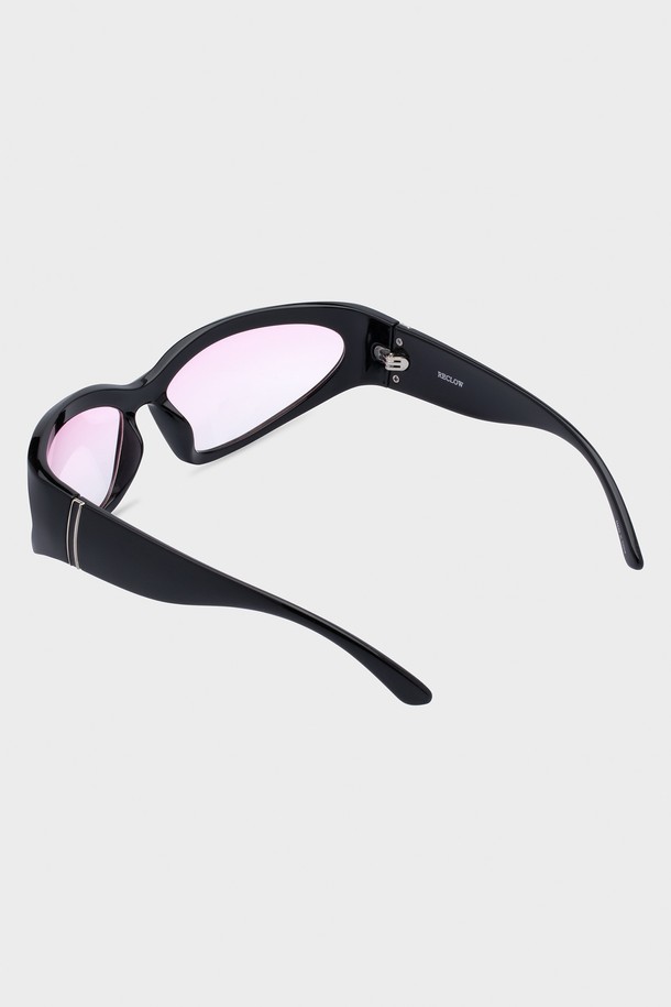 POPART 선글라스 6 COLOR는 패션, 여행, 낚시, 사진 촬영 등 다양한 용도로 활용 가능한 선글라스입니다. 블랙 블루, 그린 옐로우, 핑크 크리스탈 등 3가지 세련된 컬러로 출시되었으며, 폴리카보네이트 소재를 사용하여 제작되었습니다. UV400 렌즈를 통해 99.9% 자외선 차단 기능을 제공하여 눈을 안전하게 보호하며, 고글형 디자인으로 스포티, 캐주얼, 리조트룩 스타일을 연출하기 좋습니다. 무게는 36.2g이며, 케이스와 렌즈 클리닝 천이 함께 제공됩니다.
