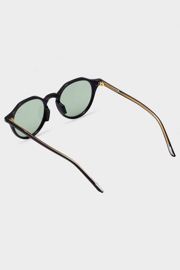 Yleen (와이린) RED 선글라스 3 COLOR는 TR과 Metal 소재로 제작된 공용 선글라스입니다. Black Green, Orange 두 가지 컬러로 출시되었으며, UV 차단 및 경량 기능을 제공하여 일상생활에서 편안하게 착용할 수 있습니다. 미니멀한 디자인에 브랜드 프린트와 포인트 장식이 더해져 세련된 스타일을 연출하며, 여행룩과 휴가룩에 잘 어울립니다. 유니버설 프레임 형태에 비처방 렌즈가 포함되어 있으며, 케이스와 렌즈 클로스가 함께 제공됩니다. 또한 수동으로 프레임 조절이 가능하여 더욱 편안한 착용감을 선사합니다.
