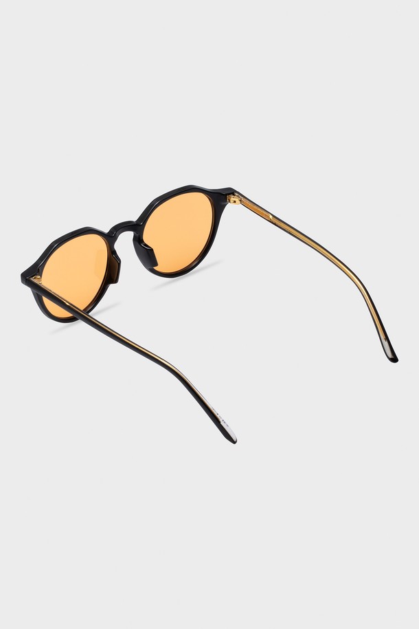 와이린 레드 선글라스 3 컬러는 트렌디하고 미니멀한 스타일의 선글라스입니다. 오렌지, 블랙, 그린 3가지 컬러로 출시되어 다양한 스타일링에 활용하기 좋습니다. TR과 메탈 소재로 제작되어 가볍고 편안한 착용감을 제공하며, UV 차단 기능으로 눈 건강을 보호합니다. 일상, 여행룩, 휴가룩 등 다양한 TPO에 매치하기 좋으며, 미니멀, 클래식, 캐주얼 스타일을 연출할 수 있습니다. 99.99% UV 차단율을 자랑하며, 렌즈 클리닝 천과 케이스가 포함되어 실용적입니다.
