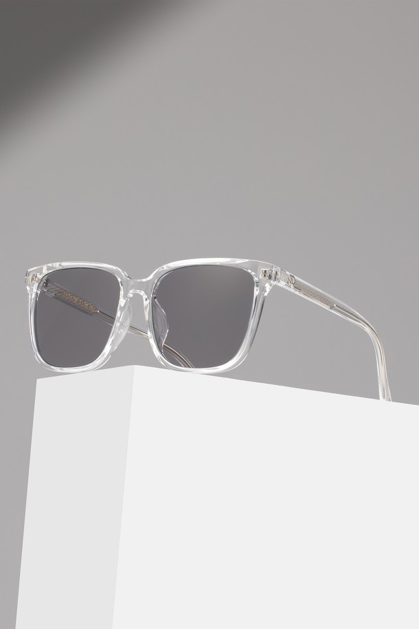 TR 로우 NO.3 선글라스는 클래식과 모던 스타일을 아우르는 디자인으로, 데이트룩, 카페룩, 여행룩 등 다양한 TPO에 잘 어울립니다. 유연한 TR 메탈 소재로 제작되어 편안한 착용감을 제공하며, UV400 렌즈를 사용하여 99.9% 자외선 차단 기능을 갖췄습니다. 로고 디자인이 돋보이며, 안경케이스와 클리닝 천이 함께 제공되어 실용성을 더합니다. 미니멀한 스타일을 선호하는 분들께 특히 추천합니다.
