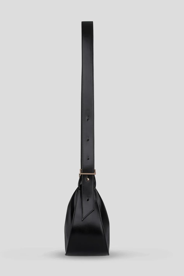 HALF MOON BAG (하프 문 백) 3 COLOR는 여성용 숄더백입니다. 미니멀, 시크, 클래식 스타일을 추구하는 여성들을 위해 블랙, 실버, 화이트 3가지 색상으로 출시되었습니다. 인조가죽 소재의 미디엄 사이즈 반원 형태 가방으로, 트렌디한 무드와 내추럴한 광택이 특징입니다. 미니 로고 장식과 조절 가능한 스트랩 (36-59cm)으로 디자인되었으며, 넉넉한 수납공간과 견고한 내부 마감, 지퍼형 잠금 방식으로 실용성을 더했습니다. 데이트룩, 쇼핑룩 등 일상에서 미니멀한 스타일을 연출하기에 좋습니다.
