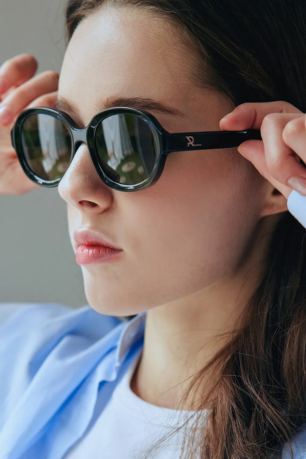 ACETATE GOO NO.3 BLACK 선글라스는 블랙과 핑크 컬러, 공용으로 착용 가능한 세련된 선글라스입니다. 프리미엄 아세테이트 프레임과 CR-39 렌즈를 사용하여 모던하고 미니멀한 디자인을 완성했으며, RLOGO 디테일로 포인트를 더했습니다. UV400 자외선 차단 기능과 경량 렌즈, 고선명도, 눈의 피로도 감소 효과로 일상에서 편안하게 사용할 수 있습니다.
