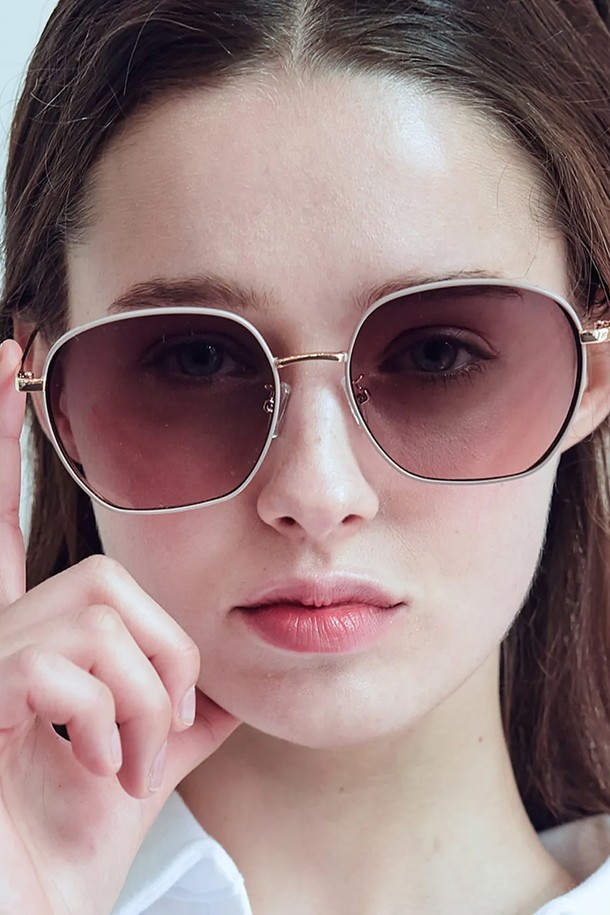 E604 선글라스는 블랙, 앰버 브라운, 화이트, 베이지 4가지 색상으로 출시된 공용 선글라스입니다. PC 소재로 제작되었으며, UV 400 자외선 차단 기능을 제공하여 눈을 보호합니다. 클래식, 미니멀, 리조트 스타일의 여행룩, 휴가룩, 리조트룩에 잘 어울립니다. 무지 디자인으로 어떤 스타일에도 쉽게 매치할 수 있으며, 케이스 및 렌즈 클리너가 함께 제공됩니다. 일반 렌즈가 장착되었으며, 충격에 주의하여 사용하십시오.
