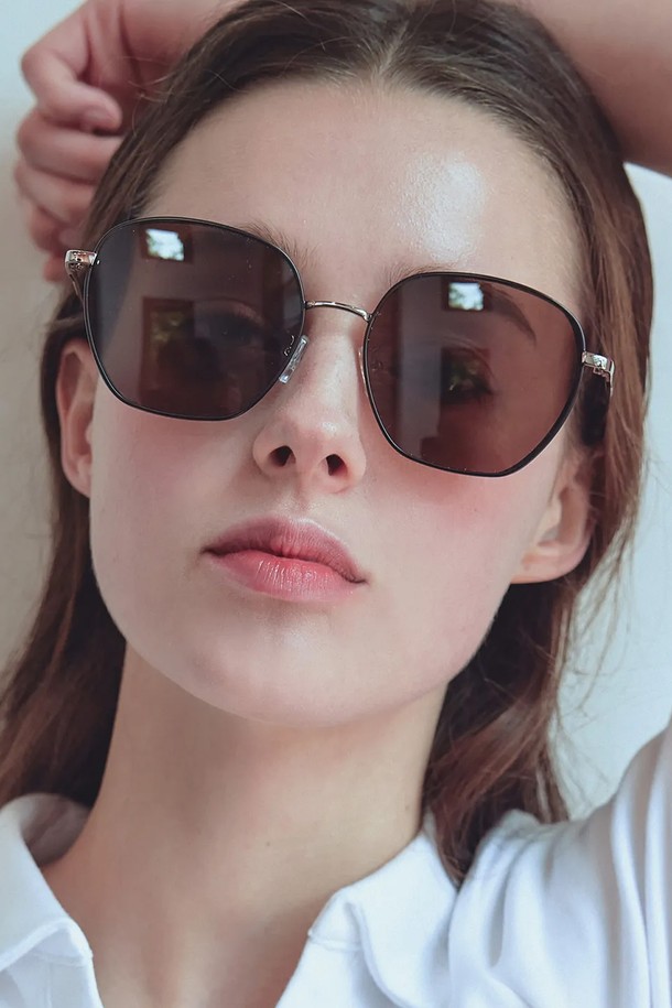 E604 선글라스는 일상 및 여행, 휴가룩에 잘 어울리는 선글라스입니다. 블랙, 베이지, 화이트, 앰버 브라운 4가지 색상으로 출시되었으며, 클래식한 디자인과 미니멀, 캐주얼 스타일을 모두 소화할 수 있습니다. PC 소재로 제작되어 가볍고 편안하며, UV 차단 기능으로 자외선으로부터 눈을 보호해줍니다. 클리닝 천과 이어 서포트가 함께 제공되어 편리하게 사용할 수 있습니다. 논프리스크립션 렌즈로 제작되었습니다.
