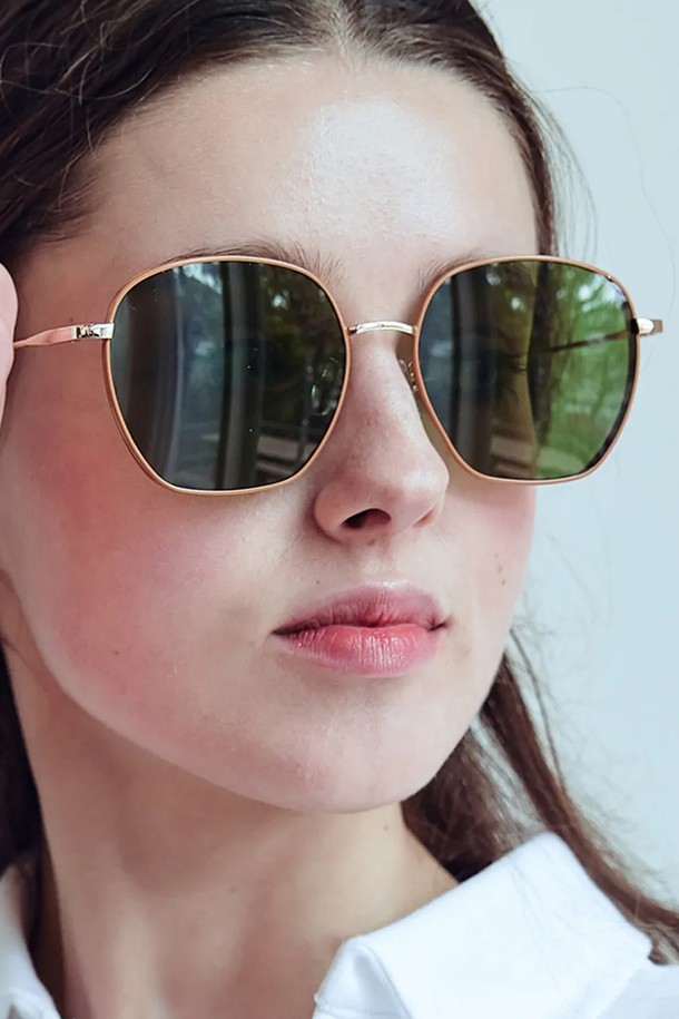 E604 썬글라스 4 COLOR는 일상과 여행, 휴가룩에 모두 잘 어울리는 선글라스입니다. 블랙, 베이지 화이트, 앰버 브라운 3가지 컬러로 출시되어 선택의 폭을 넓혔습니다. 자외선(UV) 400 렌즈로 제작되어 눈을 안전하게 보호하며, 클래식하고 미니멀한 스타일을 연출합니다. PC 소재로 제작되어 가볍고 편안하며, 기본 렌즈는 도수 없이 제공됩니다. 렌즈 클리너와 케이스가 함께 제공되며, 안경점에서 프레임 조절이 가능합니다.
