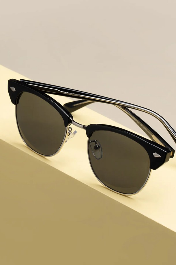 F2313 썬글라스 3 COLOR는 클래식한 디자인과 미니멀한 스타일을 선호하는 분들을 위한 선글라스입니다. 블랙, 브라운, 그린 3가지 컬러로 제공되며, PC 소재로 제작되어 내구성이 뛰어납니다. UV400 렌즈로 자외선을 완벽하게 차단하여 눈 건강을 보호하며, 골드 와이어 프레임이 세련된 포인트를 더합니다. 데이트룩, 카페룩, 여행룩 등 다양한 TPO에 맞춰 스타일리시하게 연출할 수 있으며, 안경 케이스와 클리닝 천이 함께 제공됩니다. 논프리스크립션 렌즈로 시력 보호 및 패션 아이템으로 활용하기 좋습니다.
