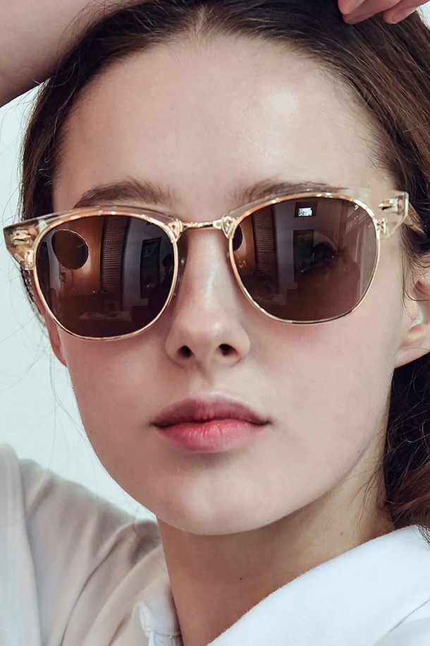 F2313 썬글라스는 블랙, 브라운, 그린 3가지 컬러로 출시되어 다양한 스타일에 매치하기 좋습니다. PC 소재로 제작되어 튼튼하며, UV400 렌즈를 사용하여 자외선을 효과적으로 차단해 줍니다. 클래식하고 베이직한 디자인에 골드 와이어 프레임으로 포인트를 주어 세련된 느낌을 더했습니다. 여행룩, 카페룩 등 어떤 TPO에도 잘 어울리며, 클래식, 미니멀, 캐주얼 스타일을 즐기는 분들께 추천합니다. 무도수 렌즈로 제작되어 안경 착용 없이 편안하게 사용할 수 있으며, 케이스와 렌즈천이 함께 제공됩니다.
