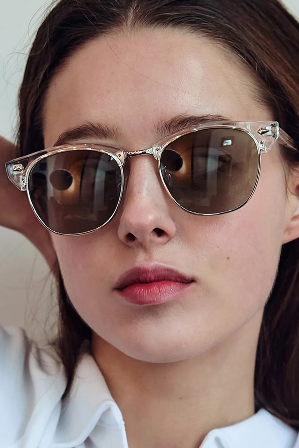 F2313 썬글라스 3 컬러는 미니멀하고 클래식한 스타일을 연출하는 선글라스입니다. 블랙, 브라운, 그린 3가지 컬러로 출시되어, 여행룩과 카페룩 등 다양한 TPO에 활용하기 좋습니다. 슬림한 골드 프레임 디자인이 돋보이며, UV400 렌즈로 자외선을 효과적으로 차단합니다. 금속과 PC 소재로 제작되어 내구성이 뛰어나며, 모든 얼굴형에 잘 어울립니다. 케이스와 렌즈 클리닝 천이 함께 제공되어 편리하게 사용하고 관리할 수 있습니다.
