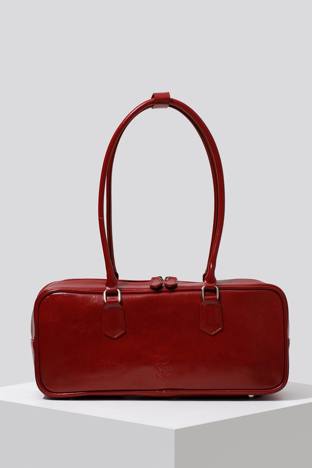 SIO 바게트 백 레드는 클래식하고 베이직한 스타일을 선호하는 여성분들을 위한 데일리 백입니다. 미디엄 사이즈의 사각 쉐입으로, 로고 디테일과 바닥 장식이 돋보이는 디자인입니다. 부드러운 광택감의 합성가죽과 면 소재를 사용했으며, 내부 지퍼 포켓과 실용적인 수납공간, 가벼운 착용감을 제공합니다. 마그네틱형 잠금 방식으로 편리하게 사용할 수 있으며, 스트랩 길이는 고정되어 있습니다. 쇼핑룩이나 모임룩에 매치하여 미니멀하고 캐주얼한 스타일을 연출해보세요.
