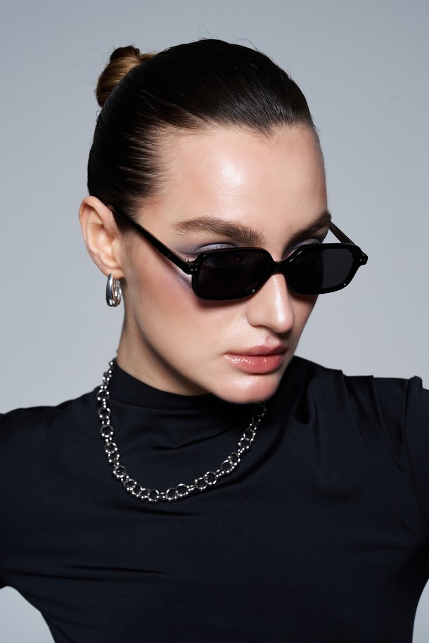 FINN 선글라스 3 COLOR는 미니멀하고 모던한 스타일을 추구하는 분들을 위한 유니섹스 선글라스입니다. TR 소재로 제작되어 고탄성과 내구성을 자랑하며, 스퀘어 프레임 디자인이 특징입니다. UV400 렌즈로 자외선을 완벽하게 차단하여 눈 건강을 보호하며, 일상 및 여행룩에 모두 잘 어울립니다. 블랙과 호피 크리스탈 두 가지 컬러로 제공되며, 선글라스 케이스, 렌즈 클리닝 천, 기본 렌즈가 구성품으로 포함되어 있습니다.
