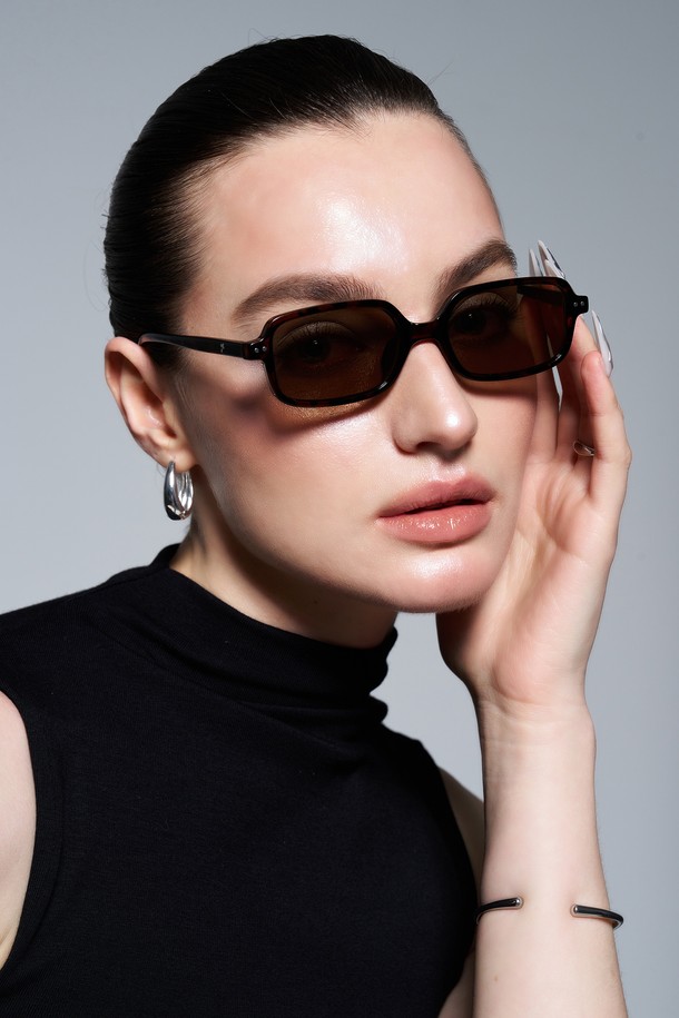 FINN 썬글라스 3 컬러는 미니멀하고 모던한 스타일의 공용 선글라스입니다. 블랙 크리스탈 컬러의 스퀘어형 디자인으로, TR소재와 UV400 렌즈를 사용하여 제작되었습니다. 가볍고 자외선 차단 기능이 있어 일상생활에서 편안하게 착용할 수 있습니다. 고탄성 프레임과 슬림 프레임으로 제작되어 착용감이 우수하며, 데모렌즈, 케이스, 클리닝 천이 함께 제공됩니다. 클래식한 무드로 어떤 스타일에도 잘 어울리는 썬글라스입니다.
