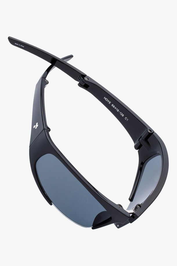 HOYE SUNGLASS (5 컬러)는 일상 및 스포츠 활동에 적합한 남녀 공용 선글라스입니다. 플라스틱 소재로 제작되었으며, 자외선 차단 기능을 제공하여 눈을 보호합니다. 스포티한 스타일과 미니멀한 디자인으로 러닝룩, 휴가룩 등 다양한 TPO에 매치하기 좋습니다. 무지 패턴의 블랙 컬러 렌즈 일체형 선글라스로, 활동적인 당신의 스타일에 포인트를 더해보세요.
