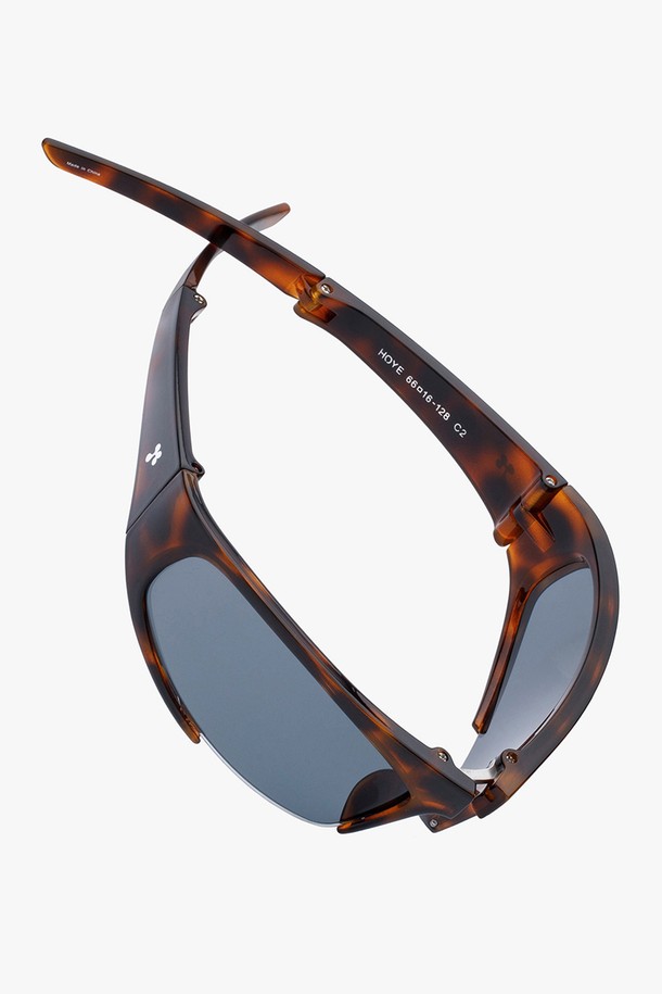 HOYE 선글라스 5가지 컬러를 만나보세요. 브라운 프레임에 블랙 렌즈가 시크한 조화를 이루는 이 선글라스는 일상, 여행, 휴가, 러닝 등 다양한 TPO에 활용 가능합니다. 플라스틱 소재로 제작되어 가볍고 편안하며, 자외선 차단 기능으로 눈을 보호해 줍니다. 스포티, 캐주얼, 미니멀 스타일을 즐기는 분들께 추천하며, 무지 디자인으로 어떤 스타일에도 쉽게 매치할 수 있습니다. 봄, 여름 시즌에 스타일리시함을 더해 줄 HOYE 선글라스와 함께 멋을 내보세요.
