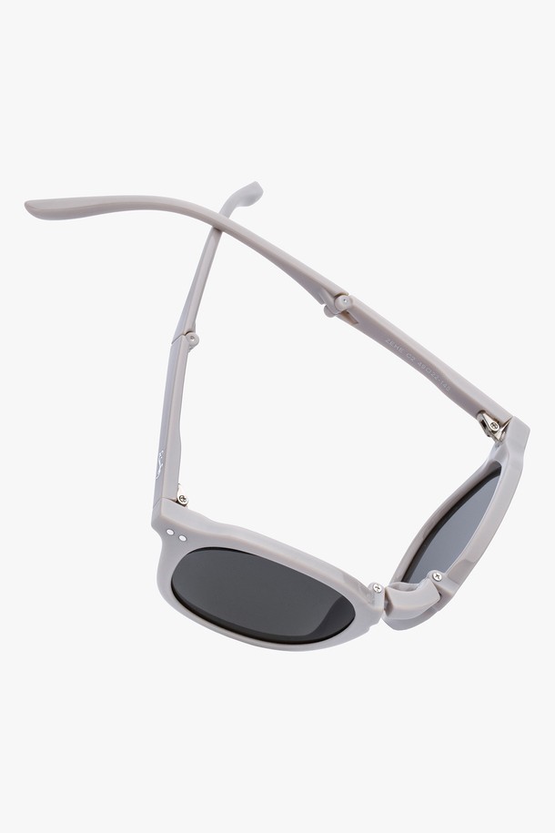 [예약배송] 지헤이 선글라스 4 컬러는 미니멀하고 캐주얼한 스타일의 선글라스입니다. 공용으로 사용할 수 있으며, 봄, 여름 계절에 착용하기 좋습니다. 자외선 차단 기능을 갖춘 플라스틱 소재의 무지 선글라스로, 그레이 컬러를 제공합니다. 접이식, 폴딩 디자인으로 휴대와 보관이 용이합니다. 일상생활에서 편안하게 착용할 수 있는 실용적인 아이템입니다.
