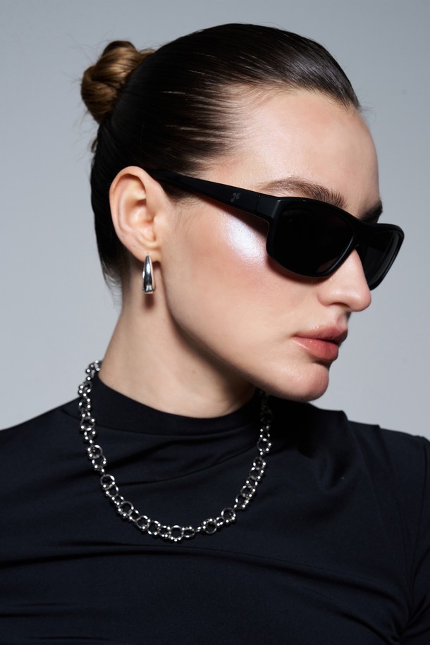 GEM SUNGLASS (젬 선글라스) 3 COLOR는 미니멀하고 모던한 스타일의 선글라스입니다. TR 소재로 제작되어 가볍고 편안한 착용감을 선사하며, UV 차단 기능을 통해 눈을 보호합니다. 블랙, 매트 블랙 2가지 컬러로 출시되었으며, 클로버 쉐입과 알파벳 R 디자인으로 포인트를 더했습니다. 여행룩, 미니멀, 클래식, 시크 스타일을 즐기는 분들께 추천하며, 고탄성과 부드러운 곡선 디자인, 사이버네틱 무드가 특징입니다. 구성품으로 보호 케이스, 렌즈 클리닝 천, 데모렌즈가 포함되어 있습니다.
