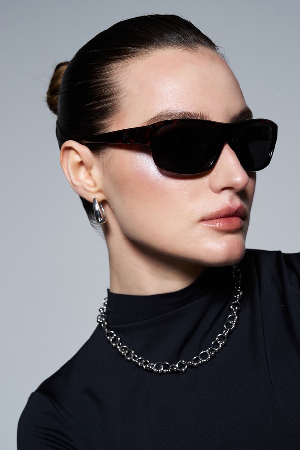 GEM(젬) 선글라스 3 COLOR는 미니멀하고 클래식한 스타일을 추구하는 분들을 위한 선글라스입니다. 블랙, 무광 블랙, HOPI(호피) 세 가지 세련된 컬러로 출시되었으며, TR 소재를 사용하여 가볍고 편안한 착용감을 제공합니다. UV(자외선) 차단 기능을 갖춰 눈을 보호하며, 고탄성 및 내구성이 뛰어난 TR 소재로 제작되어 오랫동안 사용할 수 있습니다. 클로버 쉐입 디자인과 부드러운 곡선으로 세련됨을 더했으며, 유니섹스 디자인으로 남녀 모두 착용 가능합니다. 보호 케이스와 렌즈 클리닝천이 함께 구성되어 편의성을 높였습니다.
